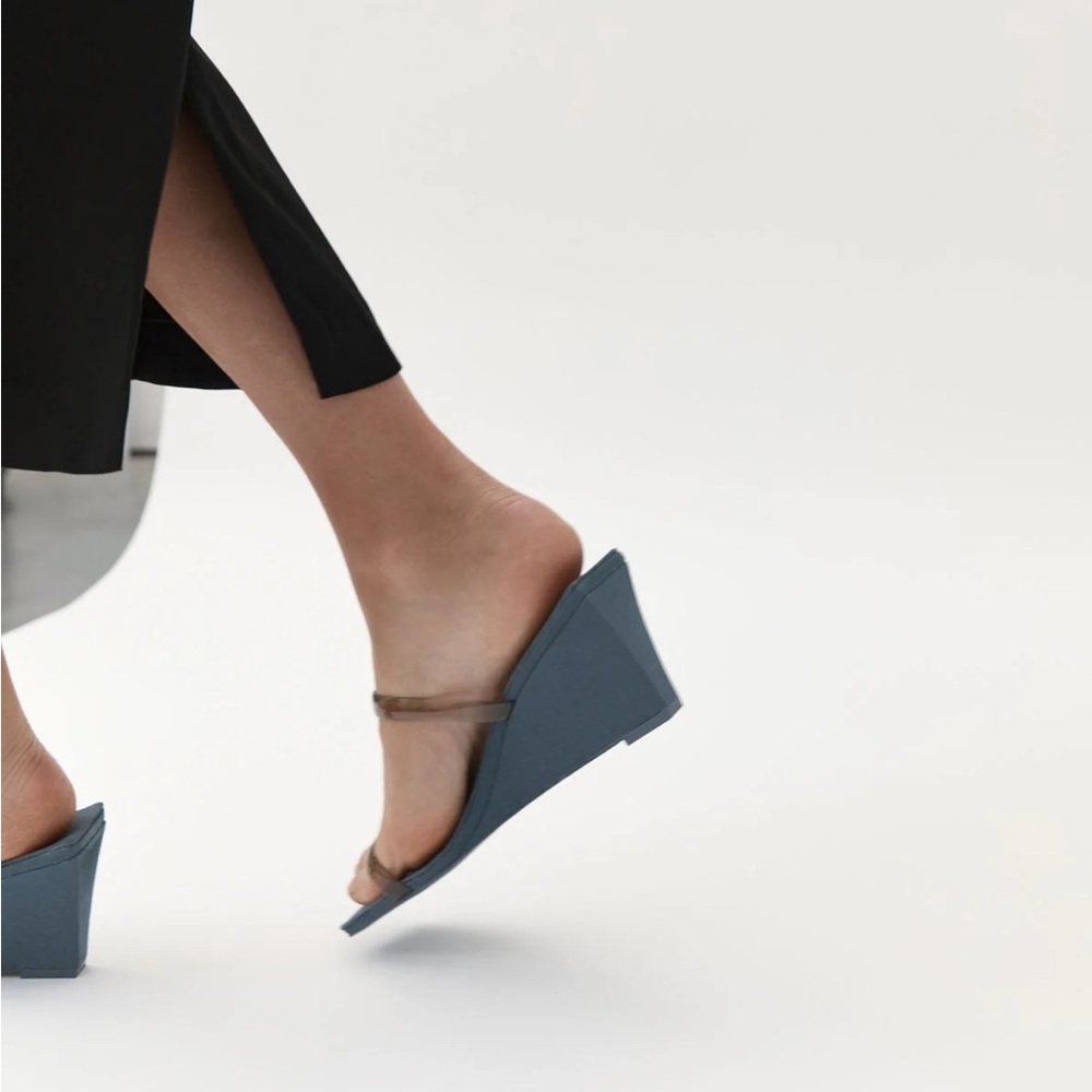 ST. AGNI Transparent Wedge in Slate - Picture 9 of 10